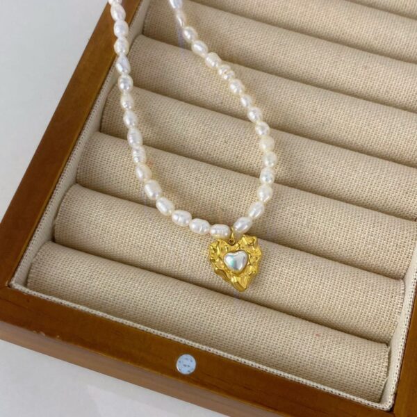collier avec un cœur et des perles