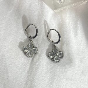 boucles-doreilles-fleur-de-saphir-argente-transparent